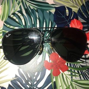 Black aviator Raybans! 62mm